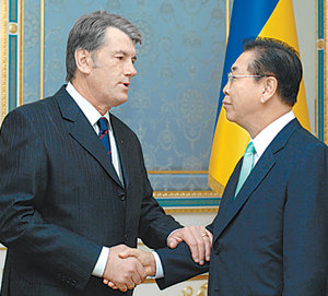 정준양 포스코 회장(오른쪽)이 6일(현지 시간) 우크라이나 키예프에서 빅토르 유셴코 우크라이나 대통령과 협력 방안을 논의했다. 사진 제공 포스코