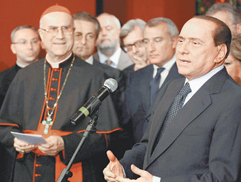 “사임 않겠다”7일 이탈리아 로마 베네치아 궁전 국립미술관에서 실비오 베를루스코니 총리(오른쪽)가 유럽 수호성인들에 관한 예술작품을 망라한 전시회 ‘권위와 품격’ 개막식에서 인사말을 하고 있다. 타르치시오 베르토네 교황청 국무원장(추기경·왼쪽) 등이 총리의 인사말을 듣고 있다. 로마=EPA 연합뉴스