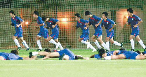 홍명보 감독이 이끄는 20세 이하 축구 대표팀이 8일 이집트 수에즈 아인소크나의 마리나 훈련구장에서 몸을 풀고 있다. 대표팀은 지난달 21일 이집트에 도착한 뒤 조별 리그를 수에즈에서 치렀다. 홍 감독은 파라과이와의 16강전을 위해 카이로로 떠나면서 호텔 직원들에게 “돌아올 테니 기다리라”고 말했다. 수에즈=연합뉴스