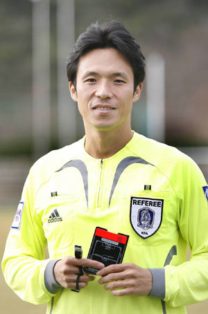 10일 일본에서 열릴 일본과 스코틀랜드의 A매치 축구 주심을 맡은 현대중공업 김상우 대리. 현대중공업 제공/연합뉴스