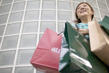 많은 기업들은 여성 고객을 짝사랑하지만 어떻게 다가가야 할지 갈피를 못 잡고 있다. 여성 소비자의 행동 유형과 특성을 분석하지 않기 때문이다. 전형적 여성상의 함정에 빠지지 말고, 여성 소비자가 진정으로 원하는 제품과 서비스를 선보여야 다가올 경기 회복기에 경쟁 우위를 점할 수 있다. DBR 자료 사진