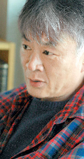 일간지 사회부 기자가 주인공인 소설에 왜 ‘공무도하’란 제목을 붙였을까. 작가는 “백수광부의 사체는 하류로 떠내려갔고 그의 혼백은 기어이 강을 건너갔을 테지만, 나의 글은 강의 저편으로 건너가지 못하고 강의 이쪽에 사는 사람들의 이야기”라고 말한다. 사진 제공 문학동네