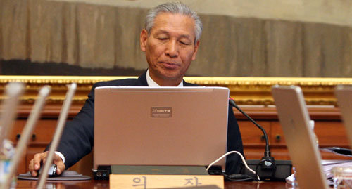 한국은행 이성태 총재의 금리 인상에 대한 소신이 한 달 전과는 달리 크게 누그러졌다. 이 총재가 9일 한국은행에서 열린 금융통화위원회를 주재하고 있다. 연합뉴스