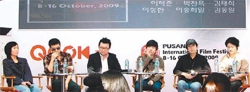 10일 부산 해운대 피프빌리지(PIFF Village)에서 열린 ‘아주담담 토크’. 박찬옥 이송희일 이성한 이해준 김태식 김동원 감독(왼쪽부터)은 ‘두 번째 영화를 만드는 데 왜 이렇게 오래 걸렸을까’를 주제로 대화를 나눴다. 부산=염희진 기자