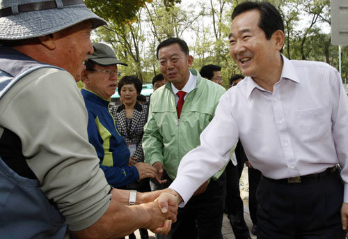 등산객 찾아…민주당 정세균 대표(오른쪽)가 11일 경기 수원시 광교산 입구에서 수원 장안 국회의원 재선거에 출마한 이찬열 후보(정 대표 왼쪽)와 함께 등산객들에게 인사하고 있다. 수원=김경제 기자