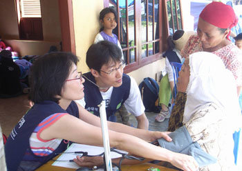 파리아만 시의 파당파우 마을을 찾은 기아대책 긴급구호팀의 의료진이 10일 마을 주민들의 혈압을 재고 증상을 듣는 등 진료를 하고 있다. 이날 다섯 시간 남짓한 진료 동안 이웃 마을에서도 찾아오는 등 80여 명이 진료소를 찾았다. 파리아만=장윤정 기자