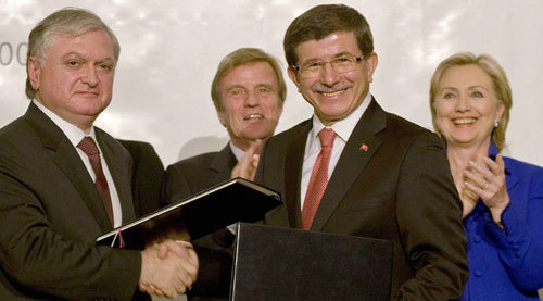 클린턴 막판 중재로 결실에두아르드 날반디안 아르메니아 외교장관(왼쪽)과 아흐메트 다부토글루 터키 외교장관이 10일 스위스의 취리히 대학에서 국교 수립 및 양국 관계 발전에 관한 의정서에 서명하고 악수를 하자 서명식에 함께한 베르나르 쿠슈네르 프랑스 외교장관(왼쪽에서 두 번째)과 힐러리 클린턴 미 국무장관(오른쪽)이 박수를 보내고 있다. 취리히=로이터 연합뉴스