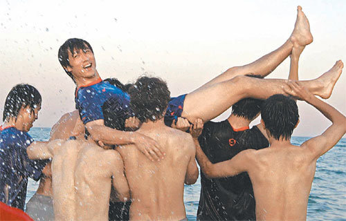 홍 감독 홍해에 ‘풍덩’청소년 축구대표팀 선수들이 귀국을 하루 앞둔 11일 숙소인 이집트 수에즈의 스텔라디마레호텔 근처 해변에서 홍명보 감독을 바다에 빠뜨리려 하고 있다. 앞서 미국을 이긴 뒤에는 서정원 코치를, 파라과이전 승리 뒤에는 김태영 코치를 수영장에 빠뜨렸다. 수에즈=연합뉴스