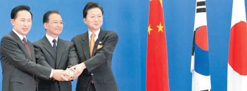 이명박 대통령이 10일 중국 베이징 인민대회당에서 원자바오 중국 총리(가운데), 하토야마 유키오 일본 총리(오른쪽)와 한중일 정상회담을 하기에 앞서 손을 잡고 기념촬영을 하고 있다. 베이징=연합뉴스