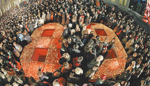 “1989년 그날을 잊지 말자”20년 전 독일 베를린 장벽 붕괴의 분수령이 된 라이프치히 시민의 대규모 시위를 기념하는 촛불 집회가 9일 저녁 라이프치히 시내에서 10만 명이 참석한 가운데 열렸다. 참석자들이 촛불로 1989년을 상징하는 ‘89’를 만들었다. 라이프치히=EPA 연합뉴스