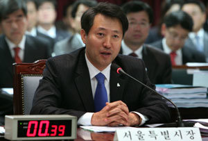 오세훈 서울시장이 13일 오전 서울시청 서소문 별관에서 열린 국토해양위원회의 서울특별시 국정감사에서 의원들의 질의에 답변하고 있다. 연합뉴스  ☞ 사진 더 보기