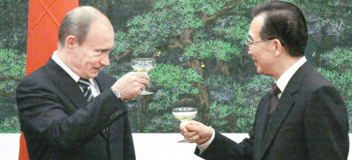 중국을 방문 중인 블라디미르 푸틴 러시아 총리(왼쪽)가 13일 중국 베이징 인민대회당에서 원자바오 중국 총리와 건배하고 있다. 이날 양국 총리는 정례회담을 갖고 양국 간 35억 달러 규모의 경제협력협정에 서명했다. 베이징=로이터 연합뉴스