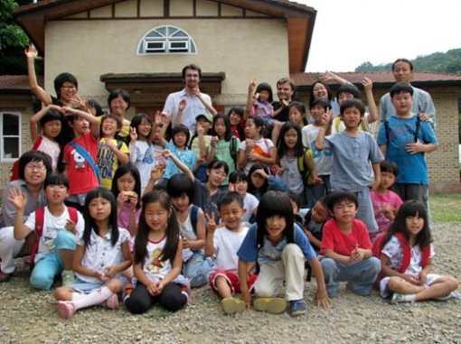 파주 자유학교 교사와 학생들의 기념 촬영 모습.