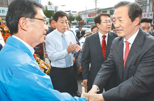 “충청표 잡자”충북 증평-진천-괴산-음성 선거구 보궐선거에 출마한 한나라당 경대수 후보(왼쪽)가 14일 음성군 음성읍 읍내리를 방문한 정몽준 대표와 악수하고 있다.