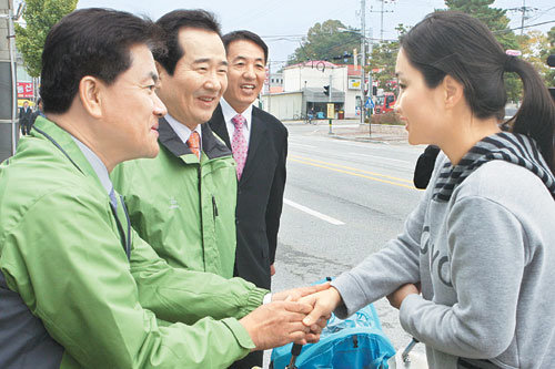 지도부 총출동10월 보궐선거에 출마한 민주당 정범구 후보(왼쪽)가 정세균 대표(왼쪽에서 두 번째)와 함께 충북 음성군 음성읍에서 유권자들에게 인사하고 있다. 음성=연합뉴스