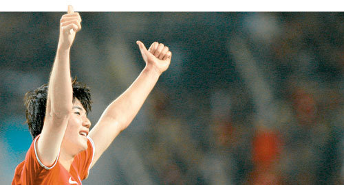 기성용이 14일 세네갈과의 평가전에서 전반 42분 이청용의 어시스트를 받아 왼발로 선취골을 터뜨린 뒤 관중석을 향해 양손 엄지를 치켜세우며 기뻐하고 있다. 허정무 감독이 이끄는 한국 대표팀은 이날 승리로 지난해 1월 30일 칠레전 이후 26경기 무패 행진(14승 12무)을 이어갔다. 연합뉴스