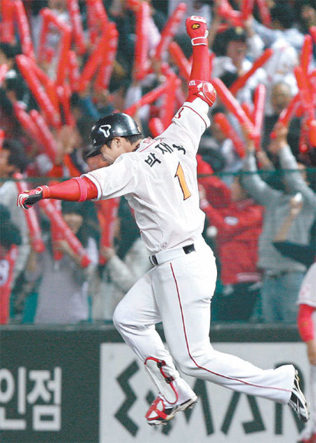 박재상 ‘홈런 두방’ 날았다SK 박재상이 14일 문학구장에서 열린 두산과의 플레이오프 최종 5차전 4-0으로 앞선 3회 2사 1, 2루에서 금민철을 상대로 쐐기 3점 홈런을 쏘아올린 뒤 환호하며 베이스를 돌고 있다. 불붙은 SK 타선은 박재상의 연타석 홈런을 포함해 역대 포스트시즌 한 팀 최다인 6개의 홈런을 터뜨리며 14-3의 대승을 거뒀다. 인천=연합뉴스