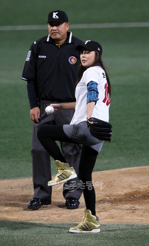 탤런트 박시연이 16일 광주 무등경기장에서 열린 2009 프로야구 한국시리즈 1차전에서 다리를 높이 드는 키킹 동작으로 시구를 하고 있다.  광주 | 김종원기자 won@donga.com