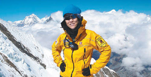 오은선 대장이 3일 캠프2(해발 6400m)에서 눈으로 덮인 안나푸르나 정상을 배경으로 포즈를 취했다. 19일 밤이나 20일로 예상되는 정상 도전은 차가운 날씨와 거센 바람때문에 이번 원정의 마지막 시도가 될 것으로 보인다. 사진 제공 오은선 안나푸르나 원정대