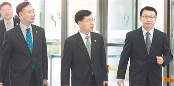 “성과 갖고 오겠다”남북 적십자 실무접촉 우리 측 대표단이 16일 오전 북측과 이산가족 상봉 행사를 비롯한 현안을 협의하기 위해 경의선 남북출입사무소에서 개성으로 가고 있다. 연합뉴스