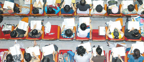 해가 갈수록 외국어고에 대한 열풍이 거세지며 외국어고와 입시 학원들이 여는 입시설명회는 학부모들로 문전성시를 이룬다. 지난해 6월 서울 종로구 혜화동 동성고에서 열린 서울 지역 6개 외국어고 입시 합동설명회 모습. 동아일보 자료 사진