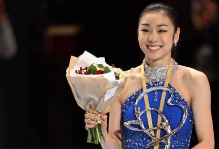 '피겨퀸' 김연아가 210.03점으로 여자 싱글 역대 최고점을 경신하면서 그랑프리 대회 6회 연속 우승을 했다. 김연아는 18일 새벽(한국시간) 2009-2010 국제빙상경기연맹(ISU) 피겨 시니어 그랑프리 1차 대회가 열린 팔레 옴니스포르 드 파리-베르시 빙상장에서 프리스케이팅 점수 133.95점을 기록해 총점 210.03점으로 1위에 올랐다. 시상대에서 밝게 웃고 있다.