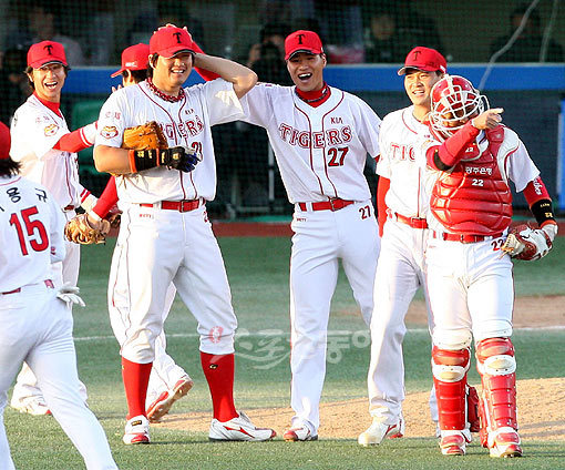 17일 광주 무등야구장에서 열린 프로야구 KIA와 SK의 한국시리즈 2차전에서 KIA가 2-1로 승리를 거두고 2연승을 거뒀다. 경기종료 후 선수들이 기쁨을 나누고 있다. 광주ㅣ 박화용 기자 inphoto@donga.com