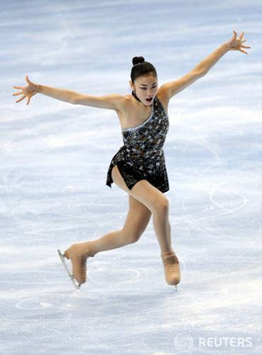 김연아(19.고려대)는 16일(한국시간) 오후 프랑스 파리 ‘팔레 옴니스포르 드 파리-베르시’ 빙상장에서 열린 2009-2010 국제빙상경기연맹(ISU) 피겨 시니어 그랑프리 1차 대회 여자 싱글 쇼트프로그램에서 76.08점을 획득, 1위를 차지했다.ⓒ로이터, 무단전재 및 재배포 금지