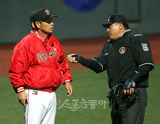 2009 프로야구 한국시리즈 1차전 기아타이거즈 대 SK와이번스 경기가 16일 광주 무등경기장에서 열렸다. 8회말 1사 1,3루 기아 이종범이 스퀴즈 번트 자세 때 볼판정에 대해 김성근감독의 항의하고 있다. 광주 | 김종원기자 won@donga.com