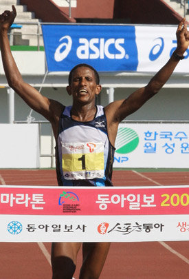 예마인 티스게이(에티오피아)가 18일 동아일보 2009 경주국제마라톤대회에서 가장 먼저 결승 테이프를 통과하며 환호하고 있다. 티스게이는 대회 최고기록(2시간8분52초)으로 정상에 올랐다. 경주=박영철 기자