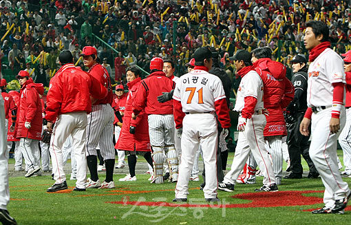 2009 프로야구 한국시리즈 3차전 SK와이번스 대 기아타이거즈 경기가 19일 인천 문학야구장에서 열렸다. 4회말 2사 SK 정근우가 투수 앞 땅볼을 치고 기아 서재응과 신경전을 벌여 벤치 클리어링 상황이 되고 있다. 문학 | 김종원기자 won@donga.com