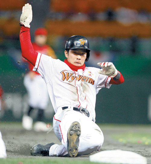 ▲ ‘날쌘돌이’ 정근우가 살아났다. 앞선 4타석에서는 무안타에 그쳤지만 8회 2루쪽 내야안타로 출루한 뒤 빠른 발을 살려 2루를 훔쳤다. 그리고 박재상의 중견수 플라이 때 재빠르게 3루로 파고들었다. ‘정근우의 발이 살아야 SK가 산다’는 말이 실감나는 순간이었다.