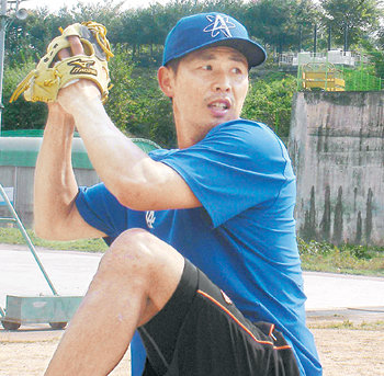 ‘풍운아’ 최향남이 16일 서울 잠실 탄천 부근 빈터에서 투구 연습을 하고 있다. 올해 미국 프로야구 마이너리그에서 시즌을 보낸 그는 내년이 메이저리그 도전 마지막 해라는 배수진을 치고 17일 멕시코로
떠났다. 이헌재 기자