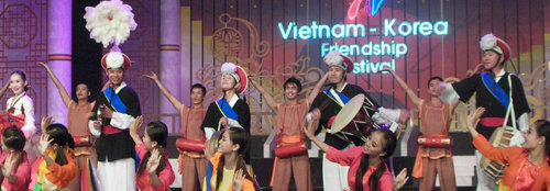 18일 베트남 하노이 내셔널 컨벤션센터에서 열린 ‘한-베 우정 페스티벌’. 한국과 베트남의 전통 공연팀이 함께 공연을 펼치고 있다. 하노이=연합뉴스