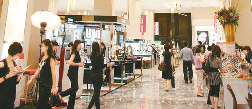 한국소비자원이 매출 상위 10개 백화점에 대해 소비자만족도를 조사해 발표했다. 백화점 전반에 대한 소비자만족도 비교 분석은 이번이 처음이다. 사진은 국내 한 백화점 매장 모습. 동아일보 자료 사진