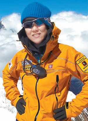 여성 최초로 히말라야 14좌 등정을 완성하려던 오은선 대장의 도전이 해를 넘기게 됐다. 사진은 오 대장이 전진 베이스캠프에서 포즈를 취한 모습. 사진 제공 오은선 원정대