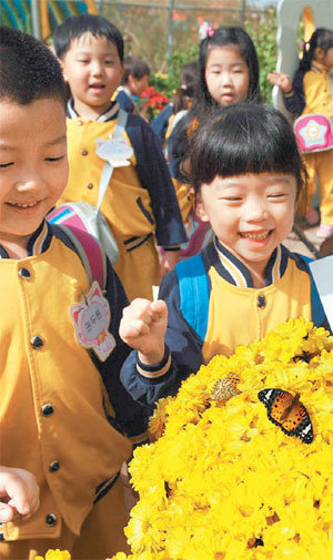 14일 문을 연 인천 부평구 청천동 나비공원 내 나비생태관을 찾은 유치원생들이 국화에 내려앉은 나비를 신기한 듯 살펴보고 있다. 이 공원에는 어린이를 대상으로 생태교육을 진행하는 자연교육센터와 습지원 등이 설치됐다. 사진 제공 부평구청