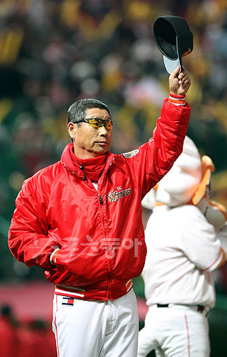 2009 프로야구 한국시리즈 3차전 SK와이번스 대 기아타이거즈 경기가 19일 인천 문학야구장에서 열렸다. 3차전 승리한 SK 김성근감독이 팬들에게 인사하고 있다. 문학 | 김종원기자 won@donga.com