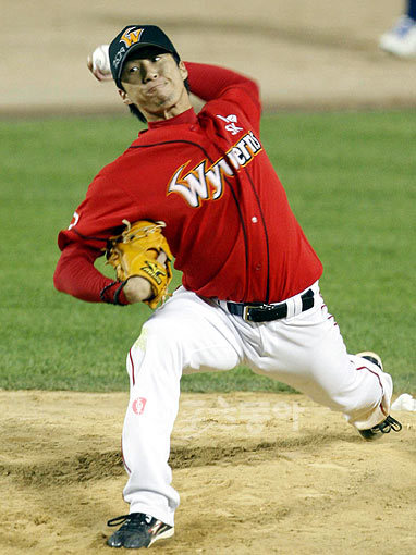 10일 서울 잠실야구장에서 열린 2009 프로야구 플레이오프 3차전 두산베어스 대 SK와이번스의 경기. SK 고효준. 잠실 | 양회성 기자 yohan@donga.com