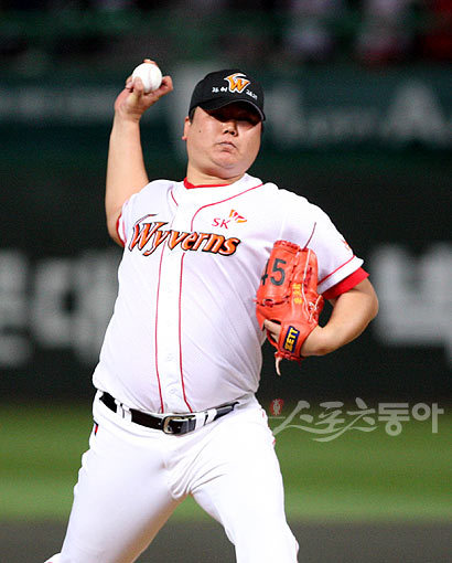 20일 인천 문학야구장에서 열린 프로야구 SK와 KIA의 한국시리즈 4차전에서 SK 선발 투수 채병용이 역투하고 있다. 문학ㅣ 박화용 기자 inphoto@donga.com