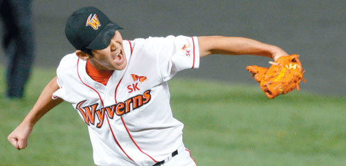 승자의 환호
SK 마무리 투수 윤길현이 1점 차로 쫓긴 9회말 2사 만루에서 KIA 이현곤을 유격수 땅볼로 아웃시켜 승리를 지킨 뒤 환호하고 있다. SK는 2패 후 2승으로 승부를 원점으로 돌렸다. 인천=연합뉴스