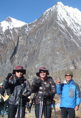 ‘공부하는 탐험가’ 김창호(가운데)가 안나푸르나 등정을 위해 베이스캠프를 떠나기 전 동료들과 파이팅을 외치고 있다.