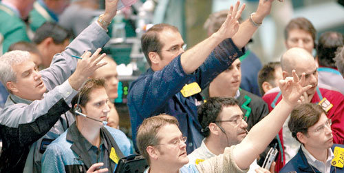 원유 주문하는 뉴욕상업거래소 딜러들
국제유가가 연일 강세를 보이는 가운데 19일(현지 시간) 미국 뉴욕상업거래소에서 11월 인도분 서부 텍사스산 원유(WTI) 가격이 79.61달러로 올랐다. 이날 거래소에서 딜러들이 심각한 표정으로 주문을 내고 있다. 뉴욕=AFP 연합뉴스