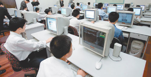 북한 평양 만경대학생소년궁전에서 학생들이 컴퓨터 교육을 받는 모습. 이 사진은 2005년에 촬영된 것이다. 북한에서 최신 컴퓨터로 실기 교육을 받을 수 있는 학생은 엄선된 극소수에 불과하다. 동아일보 자료 사진