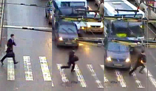 러시아 페름 주에서 브레이크가 고장난 버스가 횡단보도를 건너던 남성을 칠 뻔한 사고가 발생했다. 이 남성은 달려오는 버스를 피해 전속력으로 달려 간발의 차로 사고를 면했다.