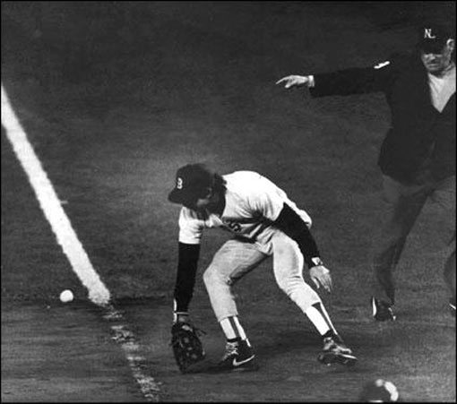 MLB 최악의 실책 메이저리그 포스트시즌 역사상 가장 황당하면서도 결정적인 에러를 했던 보스턴의 빌 버크너. 1986년 월드시리즈 당시 그는 36세의 베테랑이었지만 역사에 길이 남을 실수를 하고 말았다. 스포츠동아DB