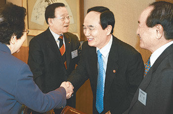 안병만 교육과학기술부 장관(오른쪽에서 두 번째)이 21일 서울 중구 태평로 한국프레스센터에서 열린 한국대학총장협회 이사회에 참석해 총장들과 인사를 나누고 있다. 연합뉴스