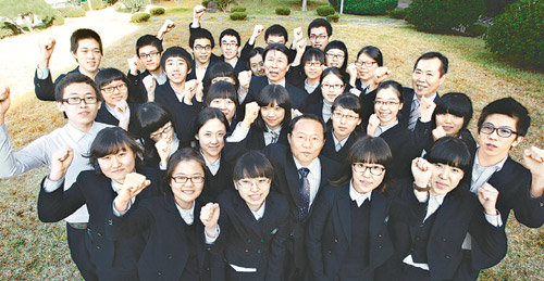 광주 광산구 숭덕고에서 교장, 교감 선생님과 고3 수험생들이 학교 잔디밭에 모여 전국 최고를 다짐하며 파이팅을 외치고있다. 광주=박영철 기자