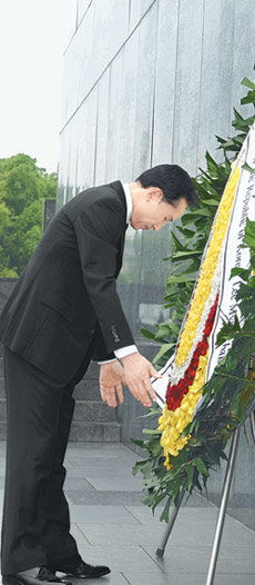 호찌민 묘소에 헌화베트남을 국빈 방문한 이명박 대통령이 21일 하노이 시내 호찌민 전 베트남 주석의 묘소를 방문해 헌화하고 있다. 하노이=안철민 기자