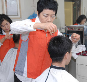 ‘美#(미샵)사랑 봉사단’ 회원들이 20일 서울 구로구 영등포구치소 경비교도대를 찾아 대원들의 머리를 무료로 잘라주고 있다. 지난해부터 한 달에 두 번씩 구치소에서 미용 봉사를 벌여 온 이들은 더 체계적으로 봉사활동을 하기 위해 이달 13일 봉사단을 꾸렸다. 사진 제공 구로구